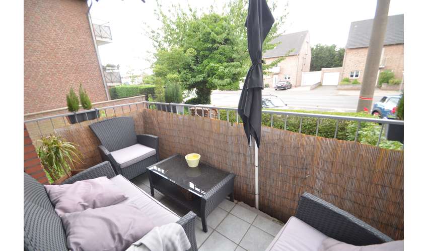 Schöne Zwei-Zimmerwohnung mit Balkon und Garage.